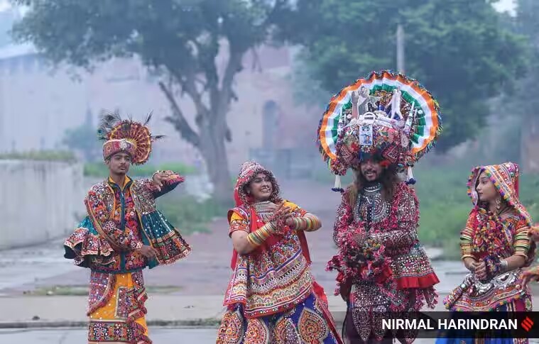 गरब्याची गाणी प्रामुख्याने लोकसंगीताचा वापर करून बनवली जातात, ज्यामध्ये देवीचे वर्णन किंवा प्रार्थना केली जाते. (Express Photo by Nirmal Harindran)