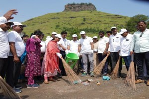 नाशिक : श्रमदानासह छायाचित्र काढण्याचीही लगबग, स्वच्छता ही सेवा उपक्रमाचा उत्साह Ramshej fort