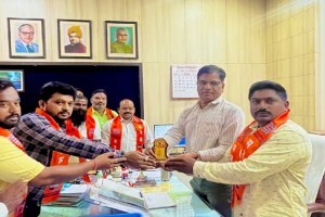 चंद्रपूर : कार्यकारी अभियंत्याला उत्कृष्ट खड्डे सम्राट अभियंता पुरस्कार, मनसेचे अनोखे आंदोलन Best Pits Engineer Award