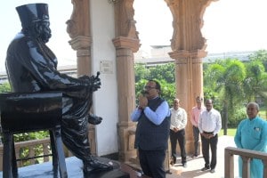 ओबीसी खात्याच्या मंत्र्यांची अचानक संघ कार्यालयाला भेट, आरक्षणाचा मुद्दा चर्चेत असताना… atul save visit rss office