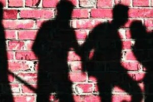 Dombivli unskilled worker tied chair beaten five people
