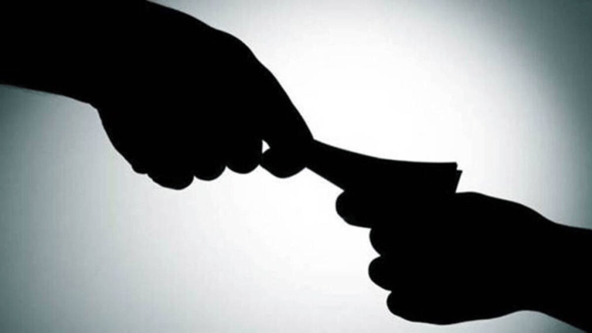 Village development officer gorakh dinkar girigosawi caught taking bribe Kolhapur
