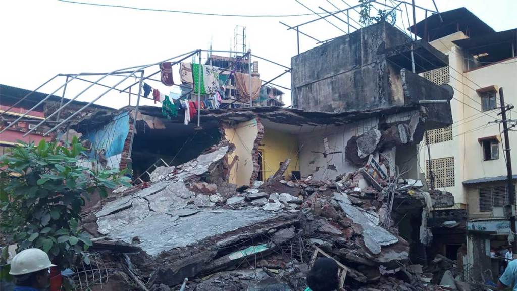 dangerous building collapsed in kopar in dombivli no casualties reported