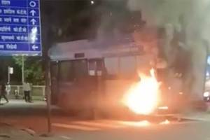 नवी मुंबई : एन.एम.एम.टी. बसला आग; सुदैवाने जीवित हानी नाही nmmt electric bus catches fire on airoli rabale internal road