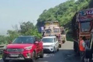 सातारा : खंबाटकी घाटात पुन्हा वाहतूक कोंडी pune satara road khambatki ghat, traffic jam in khambatki ghat