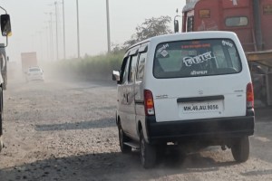 uran potholes and dust on the road, uran people suffer due to potholes, dust due to potholes in uran