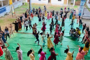 दांडियाच्या सरावात रमली तरुणाई, विविध नृत्य प्रशिक्षकांकडून घेत आहेत रास गरबाचे धडे gondia young girl and boys, practice of dandiya, practice of dandiya ras garba