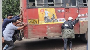 sangli former mayor digvijay suryavanshi, st bus, st bus stopped on the road