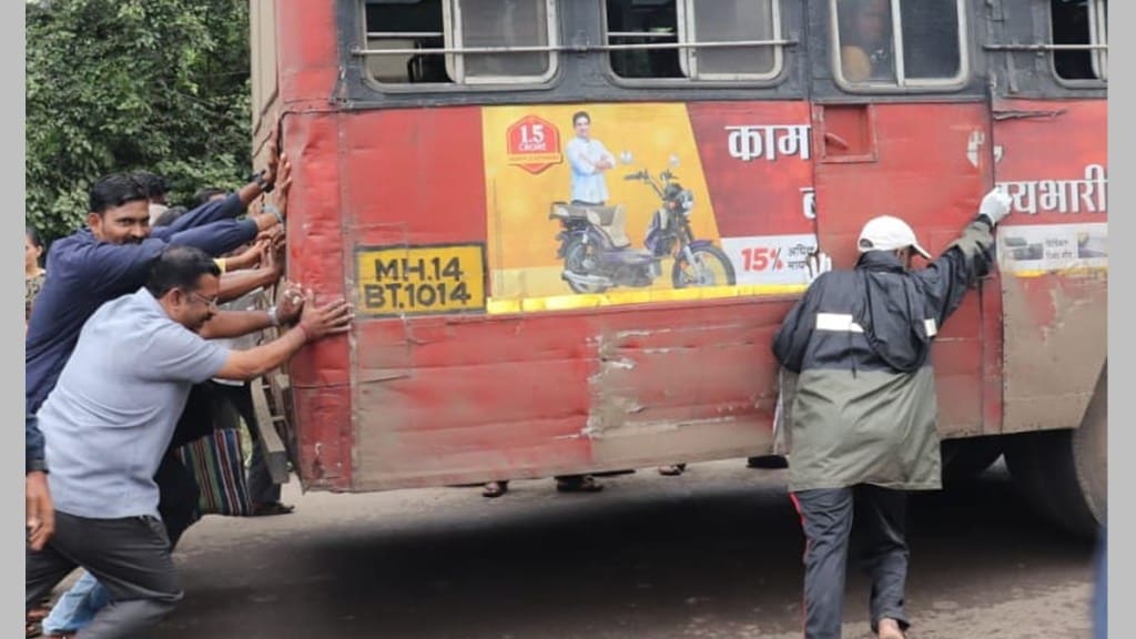 sangli former mayor digvijay suryavanshi, st bus, st bus stopped on the road
