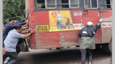 sangli former mayor digvijay suryavanshi, st bus, st bus stopped on the road