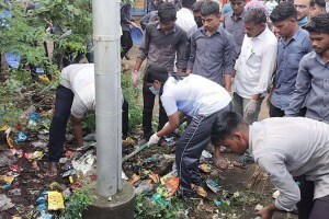 washim district collector buveneswari s, cleanliness drive in washim, buveneswari s participated in cleanliness drive