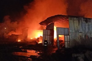 नाशिकमध्ये भंगार गोदामांना भीषण आग fire breaks out in nashik, massive fire breaks out in chunchale shivar