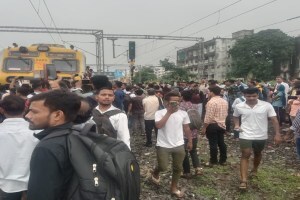 Video: दिव्यात कोकणातील प्रवाशांचा रेलरोको, मध्य रेल्वेची वाहतूक ठप्प diva railway station, train stopped by passengers in diva railway station, central railway traffic jam