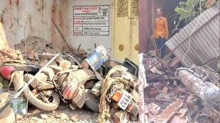 mujawar colony karad, 7 injured in blast, blast due to unknown reason, karad blast