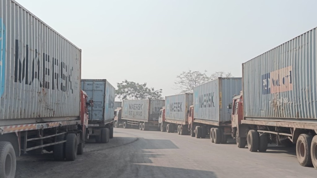 uran traffic jam, khopta bridge, heavy container trucks, trucks parked on khopta bridge, high risk of accidents