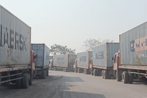 उरण : अवजड कंटनेर वाहनांनी खोपटा पूल मार्ग रोखला, दोन्ही बाजूने वाहने उभी केल्याने अपघाताचा धोका uran traffic jam, khopta bridge, heavy container trucks, trucks parked on khopta bridge, high risk of accidents