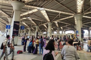 पनवेल मुंबई लोकलची गती मंदावली, हार्बर-ट्रान्सहार्बर रेल्वे प्रवाशांचे हाल local passengers, panvel mumbai local, local passengers suffer due to low speed