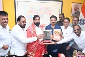 महाकाली महोत्सवासाठी मुख्यमंत्री एकनाथ शिंदे यांना चंद्रपूरात येण्यासाठी निमंत्रण पत्रिका mahakali mata mahotsav samiti chandrapur, cm eknath shinde, invitation to cm eknath shinde, mahakali festival chandrapur