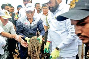 cm Eknath Shinde in cleanliness campaign in mumbai