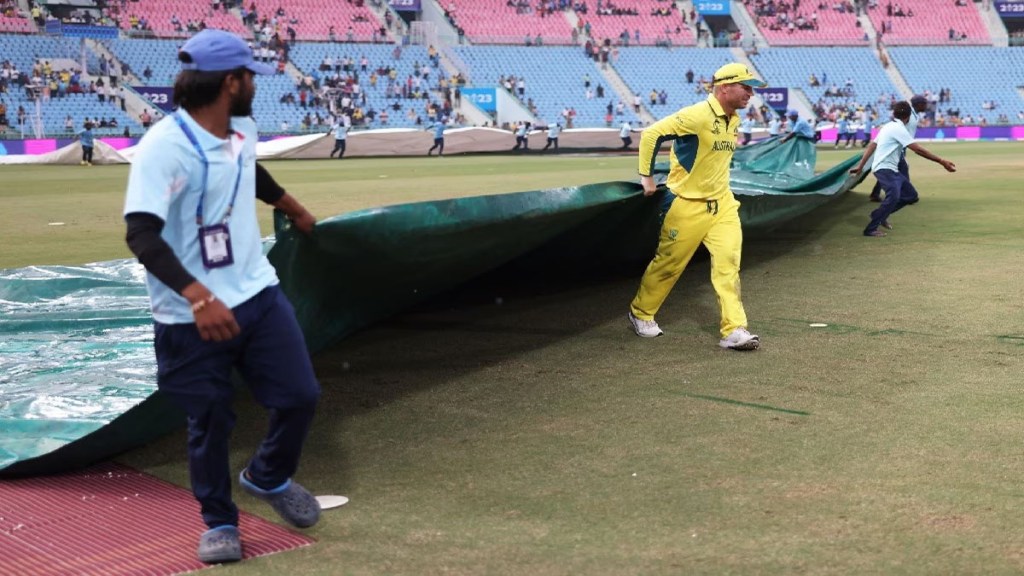 AUS VS SL: David Warner helped the ground staff covering the pitch fans praised see VIDEO