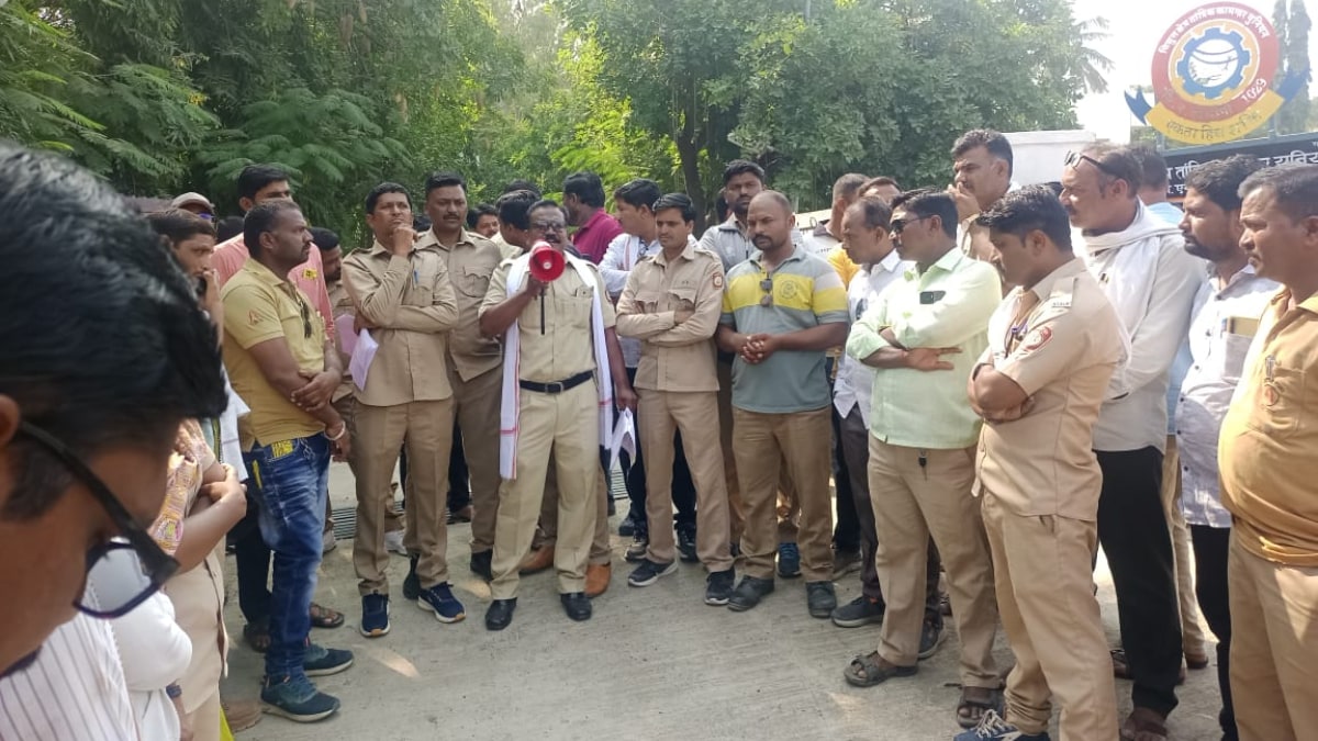 Demonstration Maharashtra State Electricity Linestaff Rescue Action Committee protest front of Superintendent Engineer office