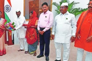 धनगर आरक्षणविरोध राष्ट्रपतींच्या दारी! राज्यातील १२ आदिवासी आमदारांची भेट dhangar community ,Deputy Speaker of the Legislative Assembly, tribal MLA, tribal leader Narahari Zirawal, Murmu ,