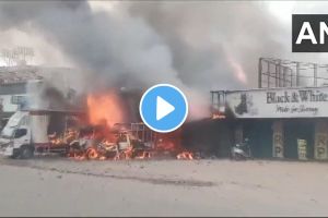 VIDEO: बंगळुरूमध्ये फटाक्यांच्या दुकानाला भीषण आग, १२ जणांचा होरपळून मृत्यू fire (1)