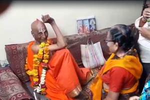 Video : खामगावात कथित ‘गजानन महाराज’ प्रगटले! तोतया की बहुरुपी?, दर्शनासाठी भाविकांच्या रांगा… khamgaon gajanan maharaj viral video