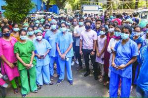 मुंबई: आरोग्य सेविकांचे पुन्हा ठिय्या आंदोलन; प्रलंबित मागण्यांसाठी ४ ऑक्टोबरला आंदोलनाचा इशारा four thousand bmc health workers warned of agitation on october 4