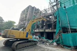 कळव्यातील बेकायदा बांधकामांवर पालिकेचा हातोडा thane municipal corporation demolished illegal construction in kalwa