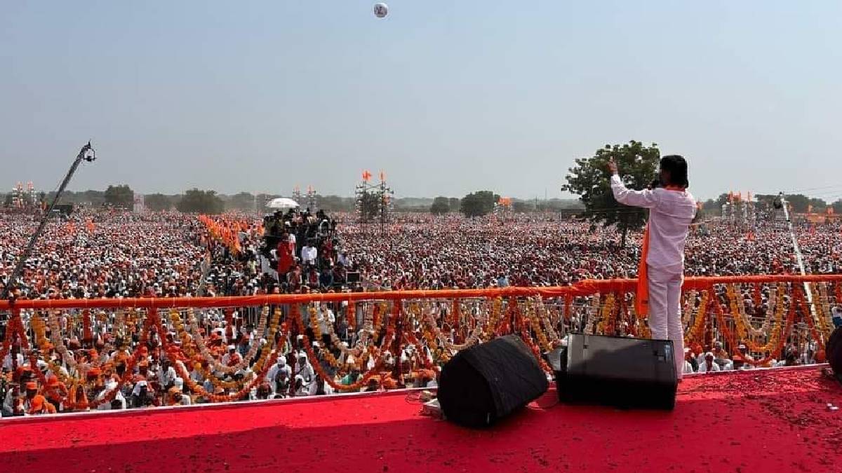 मराठा आंदोलक मनोज जरांगे पाटील यांची आंतरवाली सराटी येथे सभा पार पडली. १५० एकरहून अधिक जागेत पार पडलेल्या या सभेला लाखो मराठा कार्यकर्त्यांनी उपस्थिती लावली होती. यावेळी मनोज जरांगे पाटील यांनी मराठा आरक्षणावरून सरकारला इशारा दिला आहे. तसेच, उपमुख्यमंत्री देवेंद्र फडणवीस, मंत्री छगन भुजबळ आणि वकील गुणरत्न सदावर्तेंना लक्ष्य केलं आहे. जाणून घेऊन भाषणातील ठळक मुद्दे…