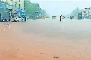कमी दाबाच्या पट्टय़ामुळे रत्नागिरी जिल्ह्यात पावसाचा धुमाकूळ heavy rainfall in ratnagiri district due to low pressure belt