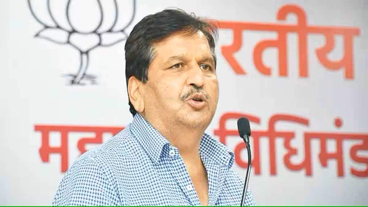 huge employees crowd in pension court of guardian minister mangal prabhat lodha