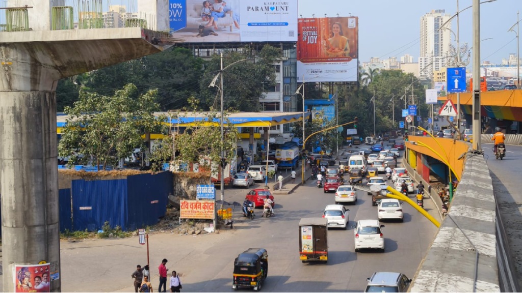 traffic jams Majiwda, Kapurbavadi Chowk, construction pillars metro line Majiwda Petrol Pump begin