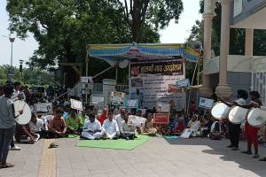 सोलापूर: स्मार्ट सिटी प्रकल्पासह विकास कामांच्या चौकशीसाठी हलगीनाद matang samaj protest in front of solapur municipal Corporation for inquiries regarding development works including smart city project