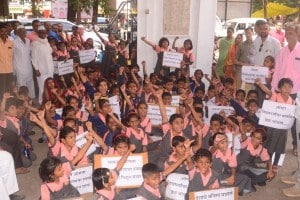 शिक्षण विभागाकडून पैसे न मिळाल्याने संस्थेचा विद्यार्थ्यांवर राग; सर्वांना शिक्षण हक्कचा तिढा nashik school student