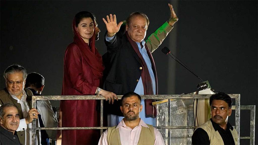 former pm nawaz sharif returns to pakistan nawaz sharif return in politics