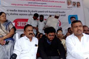 सांगली: टेंभूच्या पाण्यासाठी आमदार सुमनताई पाटलांचे उपोषण ncp mla sumantai patil on indefinite hunger strike in front of collector office over water issue