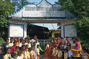 संतप्त पालकांनी चक्क शाळेला ठोकलं कुलूप, नेमकं काय घडलं? parents locked the school because of Neglect of education department