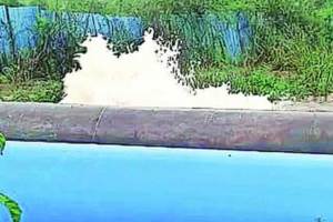 ठाण्यात भुमिगत जलवाहिनी फुटली; वागळे इस्टेटच्या काही भागांचा पाणी पुरवठा ठप्प underground water pipe burst in thane water supply disturbed in some parts of wagle estate