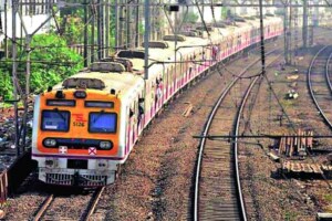 हार्बर मार्गावर लोकल वाहतूक १५ मिनिटे उशिरा तर ट्रान्स हार्बर मार्गावरील सकाळी ८ वाजून ४१ मिनिटांची पनवेल गाडी रद्द harbor Trans-Harbor routes delayed yard remodeling work near Panvel railway station
