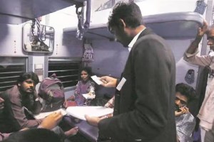 रेल्वेतून विनातिकीट प्रवास महागात! १ कोटी ४२ लाखांचा दंड वसूल railway tc