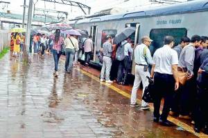 चोरीच्या तक्रारींसाठी केवळ १७ रेल्वे स्थानकांत सोय; पोलीस ठाण्यांबाहेर प्रवाशांच्या रांगा 17 railway stations in central western and harbour have facility of theft complaints