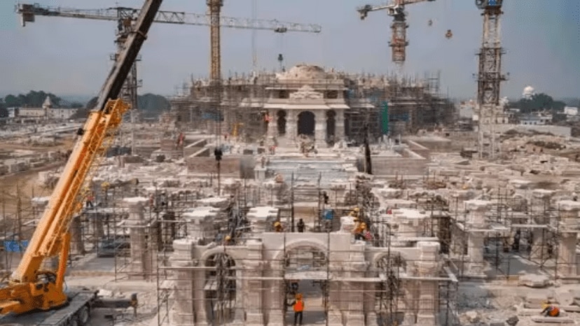 फोटोंद्वारे मंदिराची भव्यता आणि सुंदरतेचा अंदाज बांधता येतो