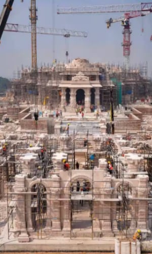 मंदिराच्या प्रत्येक भागात सुरेख आणि सुंदर नक्षीकाम पाहायला मिळते.