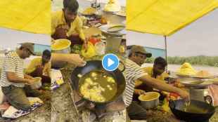 sandeep pathak making pakodas on roadside