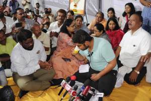लेखी आश्वासनानंतर आमदारांचे उपोषण मागे ncp mla sumantai patil calls off hunger strike