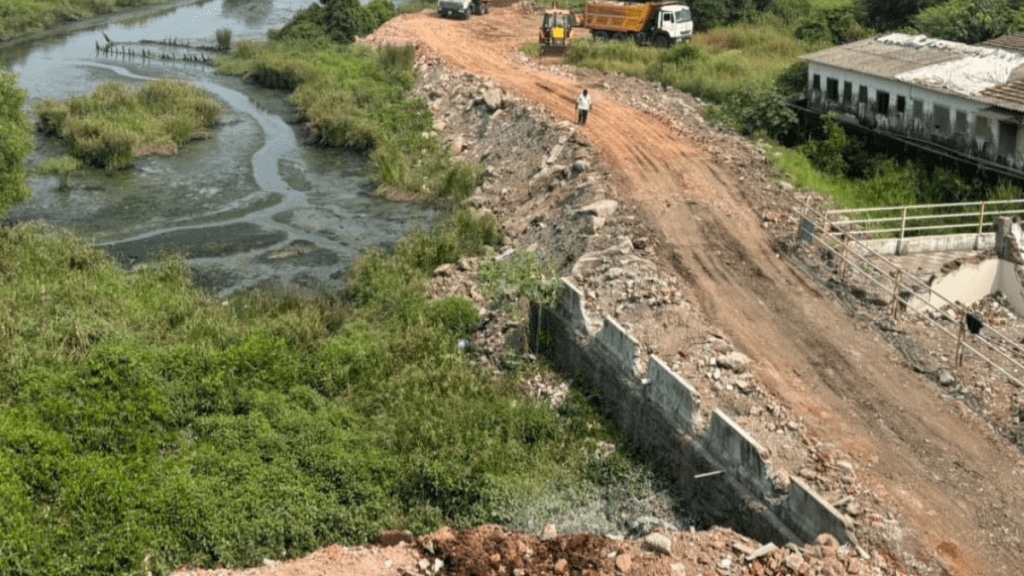 MNS MLA Raju patil complained Revenue Department Kalyan Dombivli Mnc working develop nature park filling soil Dombivli village
