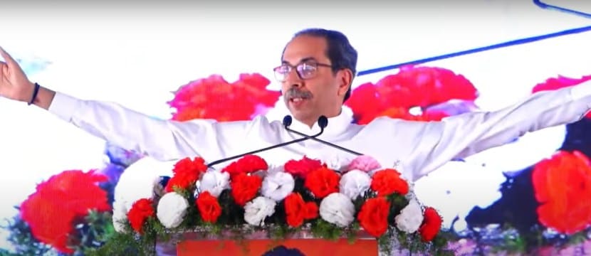  “औषधांचा तुटवडा राज्यभर आहे. मंत्री म्हणत आहेत की औषधं मुबलक आहेत, पण प्रत्यक्षात औषधांचा खडखडाट आहे. मग असा दावा करणारे हे नेमके मंत्री कोण आहेत? आरोग्य खातं विभागलं गेलं आहे. औषधांच्या मुबलकतेबाबत मंत्री दावा करत असताना दुसरीकडे चंद्रपूरच्या एका महिलेचा व्हिडीओ फिरत आहेत. औषधं बाहेरून आणण्यास सांगितलं असल्यांच ही महिला व्हिडीओत सांगत आहे. मग, पंतप्रधानांच्या योजना, महाराष्ट्र सरकारच्या योजना, मुख्यमंत्री सहाय्यता निधीतून हा सगळा खर्च केला जाणार आहे का? या योजनांतून मदत कोणाला दिली जाते? ही बिलं खरी आहेत का? हा संशोधनाचा विषय आहे.”