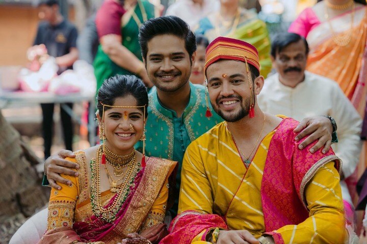 सध्या सोशल मीडियावर अमृता-प्रसादच्या लग्नाचे फोटो आणि व्हिडीओ तुफान व्हायरल होतं आहे.